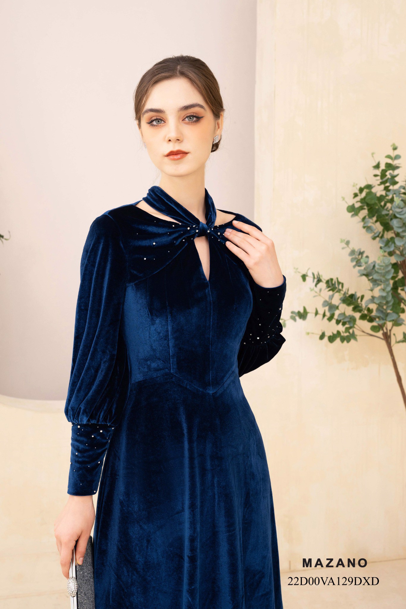 Đầm nhung xanh đính đá cổ cách điệu_thumbnail_3