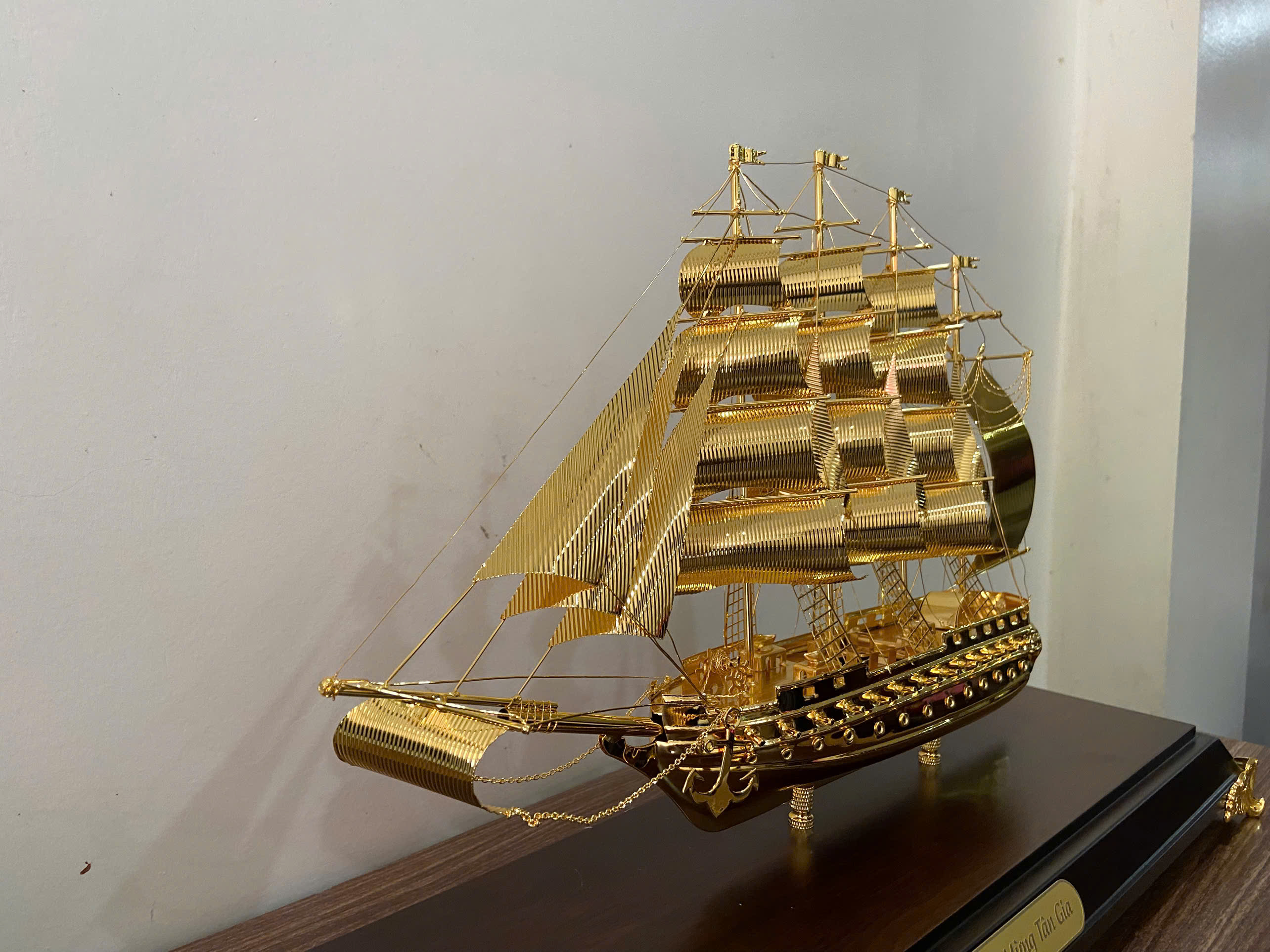 Thuyền mô hình quà tặng thuận buồm xuôi gió mạ vàng 24k KT 50CM X 34 CM _thumbnail_3