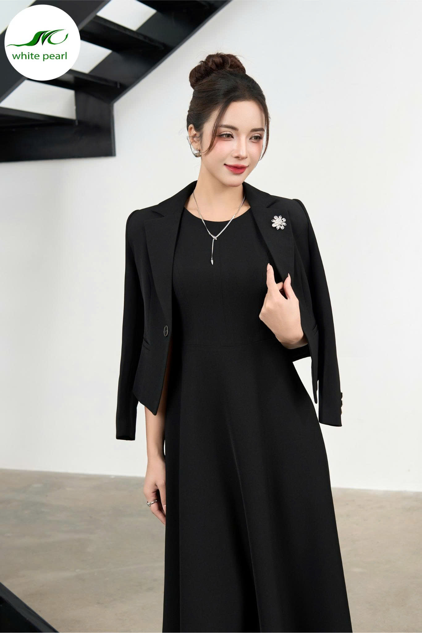 Áo vest lửng cổ K tay dài / Dầm xoè sát nách Thời Trang Công Sở White Pearl_thumbnail_3