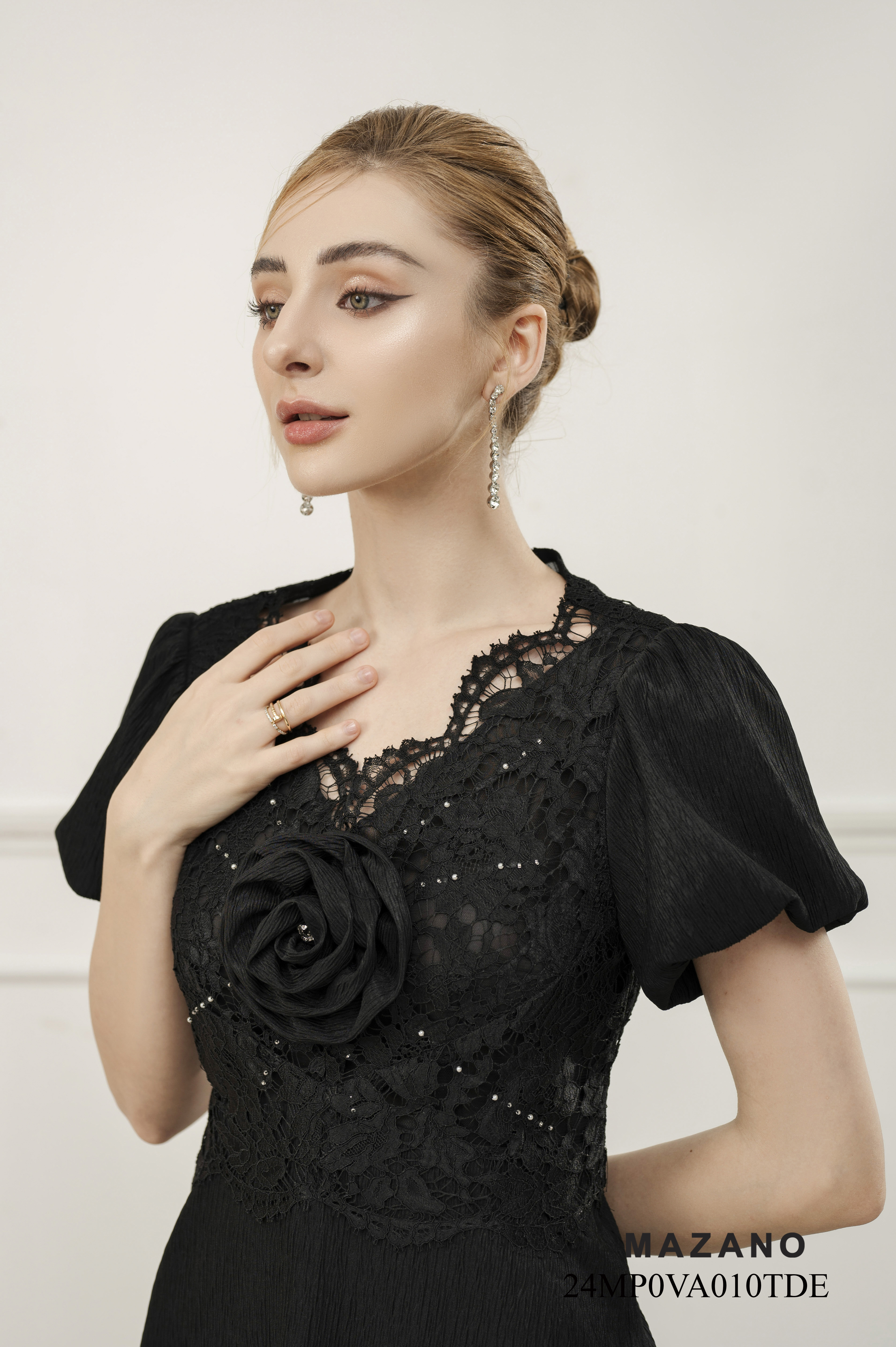 Đầm đen chân rủ phối ren đính hoa ngực_thumbnail_4