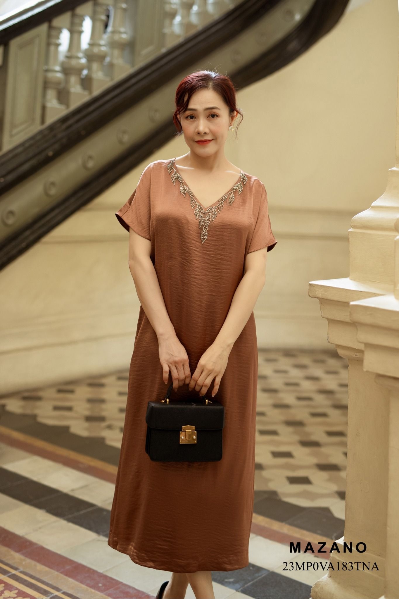 Đầm suông nâu tay liền cổ V đính trang trí_thumbnail_3