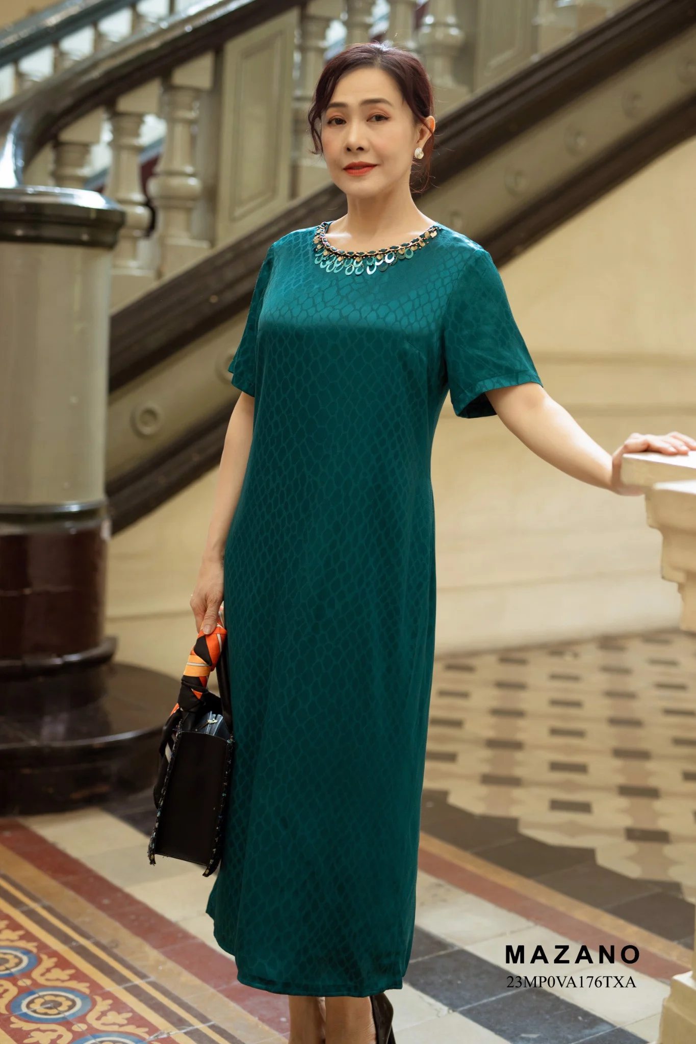 Đầm suông dài xanh đính trang trí cổ