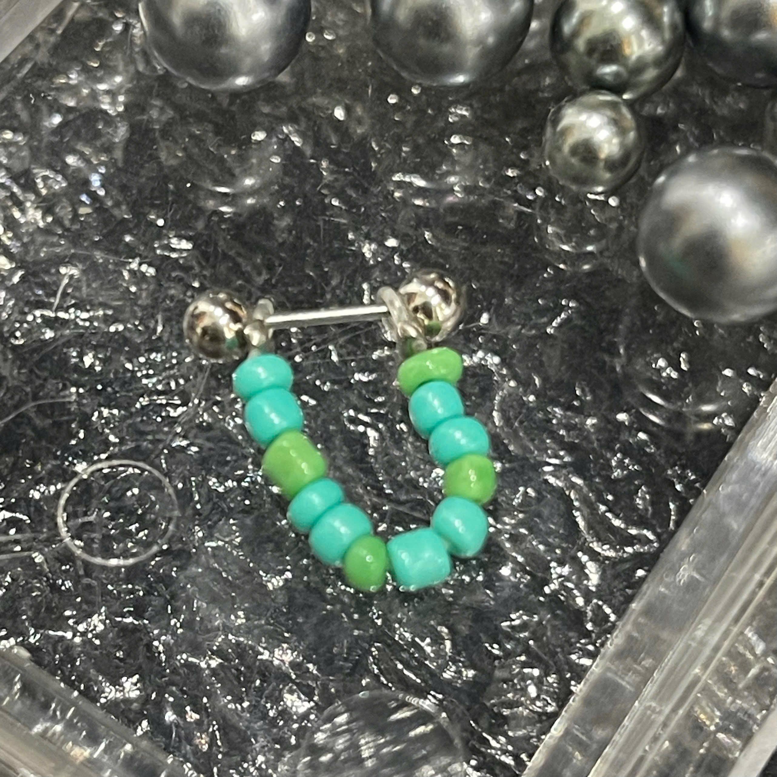 khuyên kiểu hạt cườm nhựa xanh lá ngọc và đậm._thumbnail_1