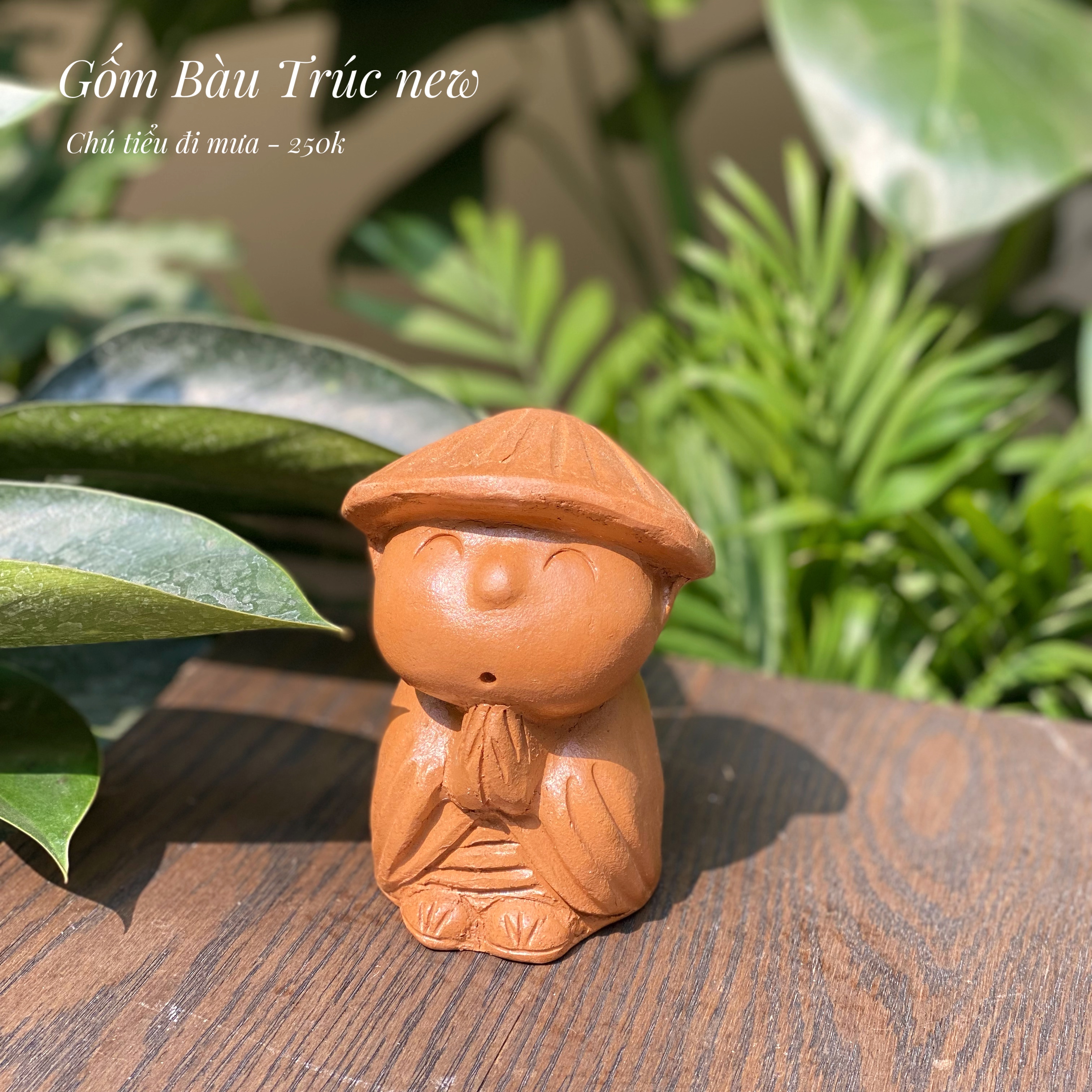 Tượng chú tiểu đi mưa gốm Bàu Trúc