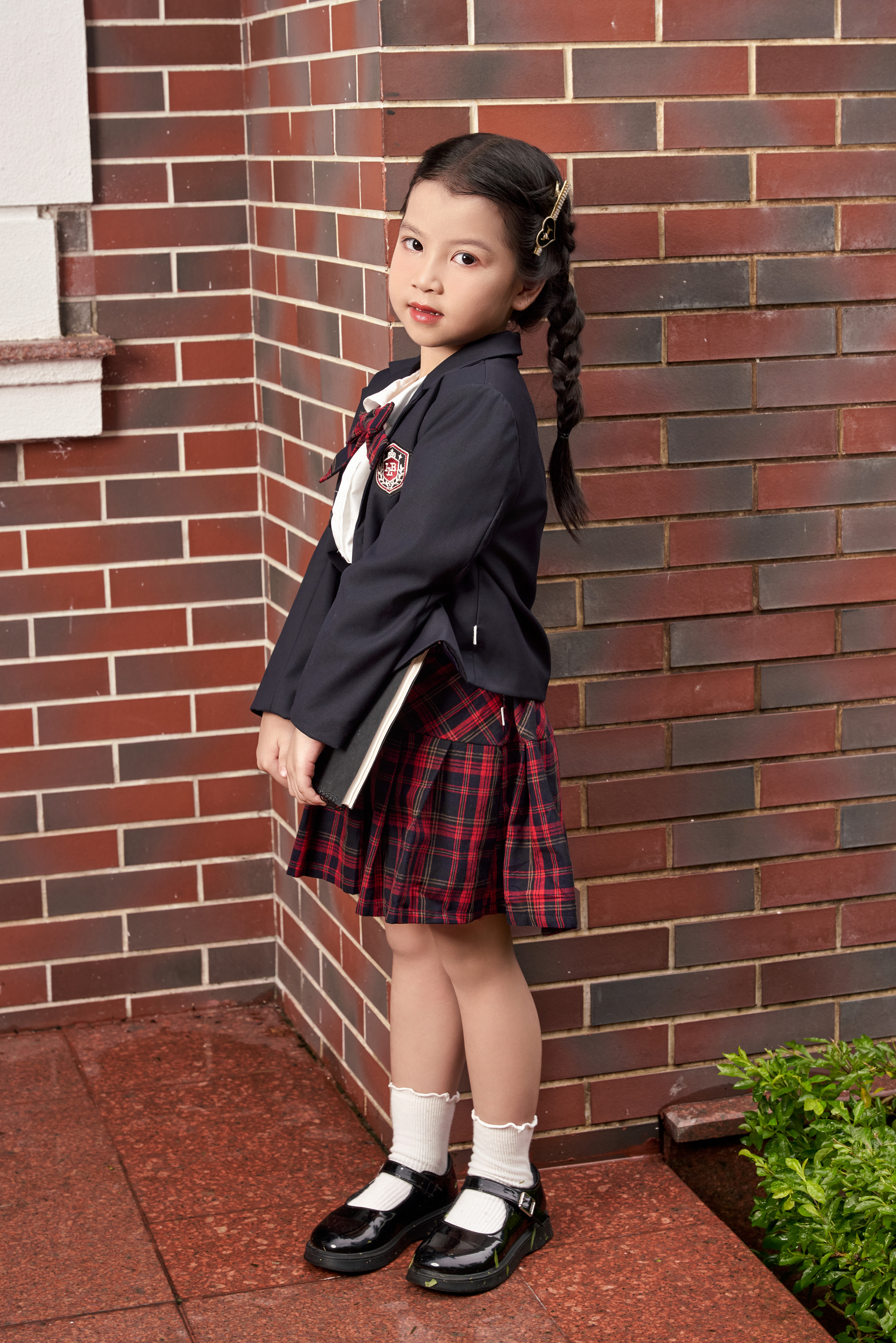 Blazer dáng lửng đính huy hiệu_thumbnail_1