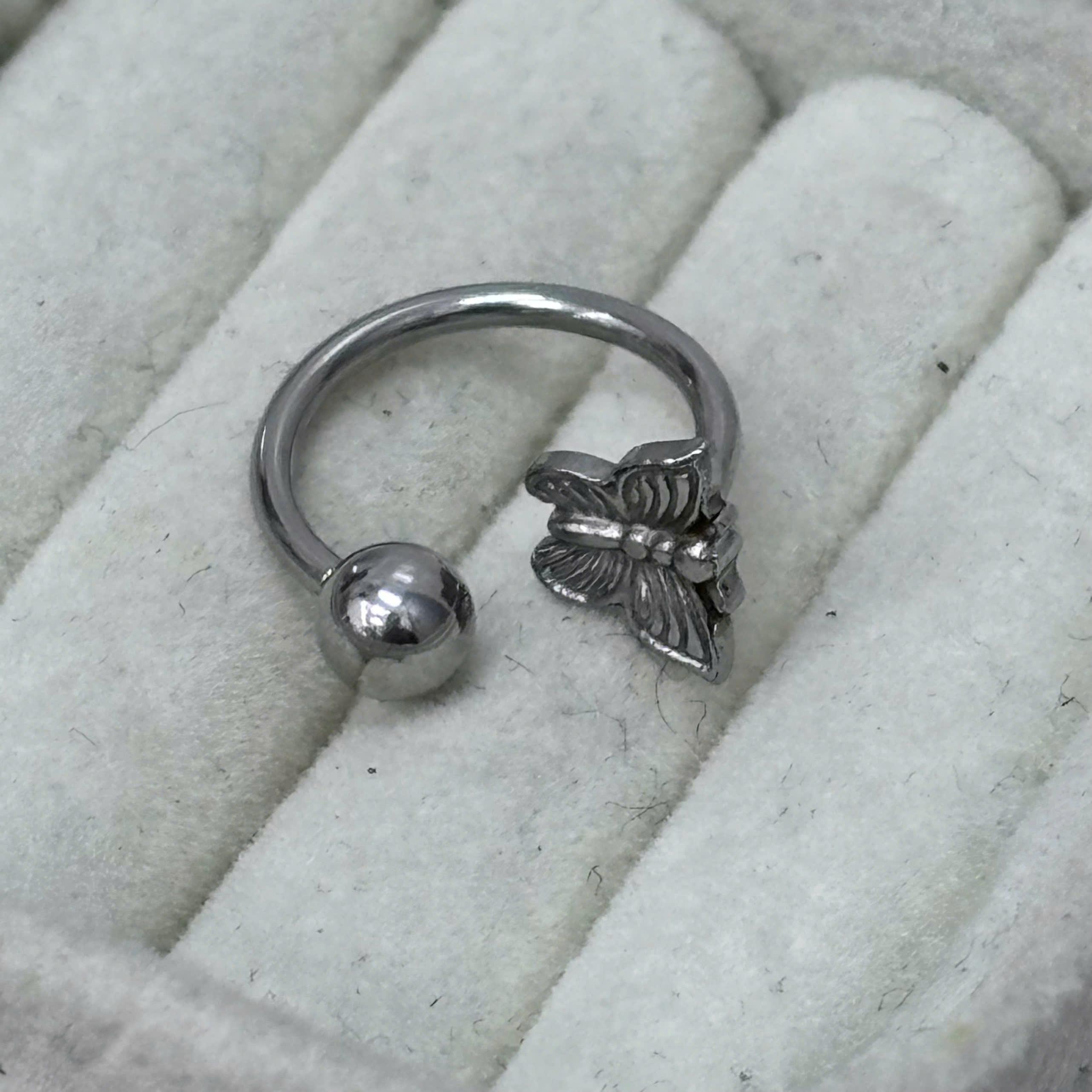 Septum charm con bướm mặt hướng xuống.