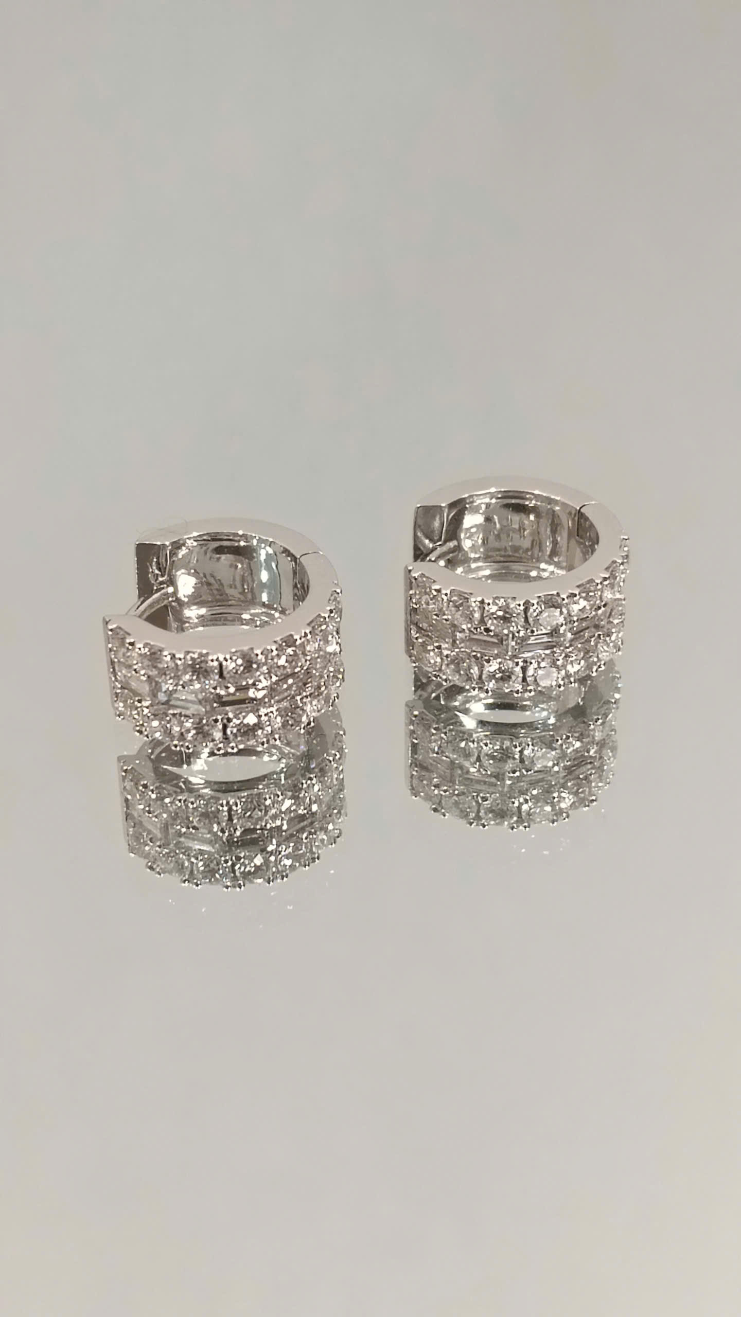 Hoa Tai Vàng 14K Đính 38 Viên Kim Cương