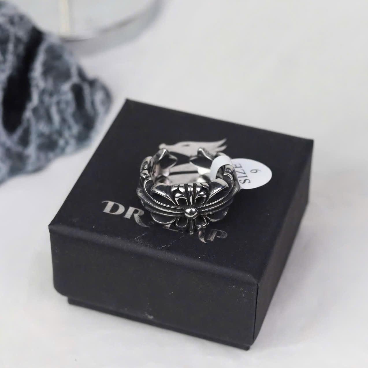 Nhẫn titan chrome heart hoa Iris khắc chữ_thumbnail_1