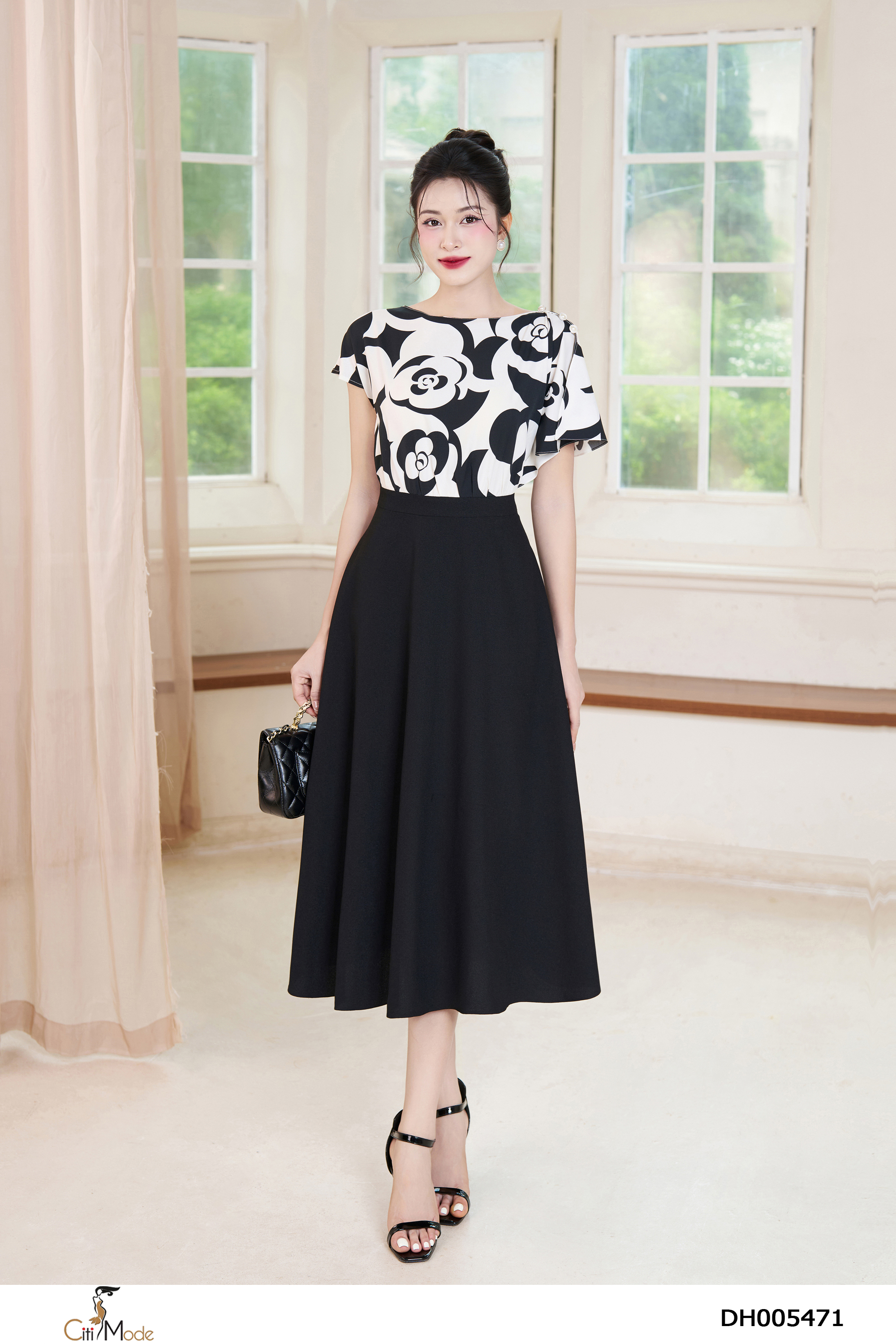 Đầm xòe đen phối họa tiết đen trắng cổ thuyền tay bèo_thumbnail_3