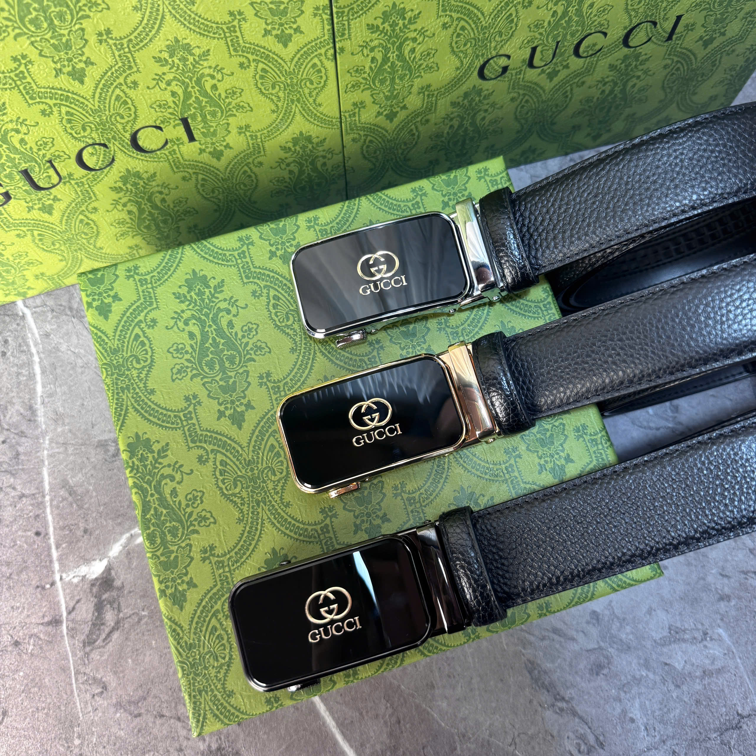 Thắt lưng Gucci đen trơn mặt kim loại bóng