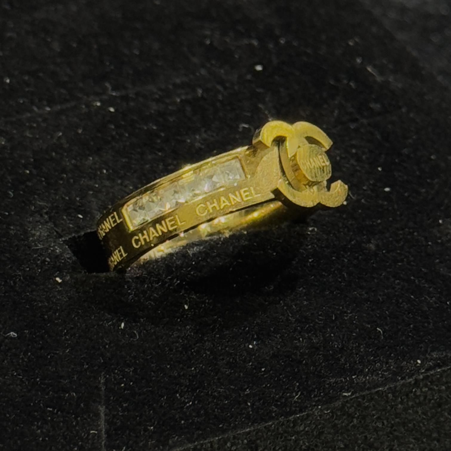 nhẫn kiểu titan vàng Chanel khắc chữ size 7_thumbnail_2