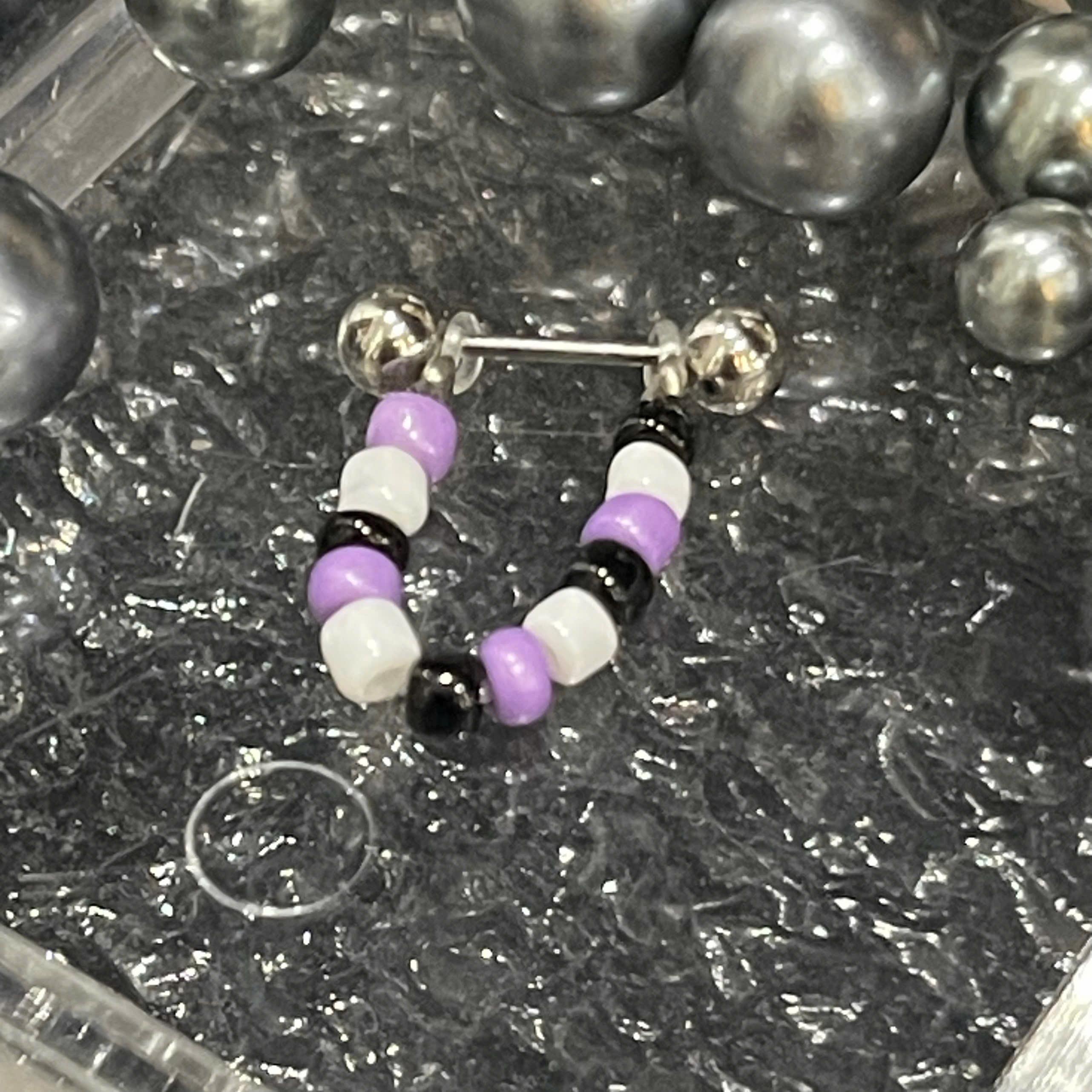 khuyên kiểu hạt cườm nhựa tím trắng đen._thumbnail_2