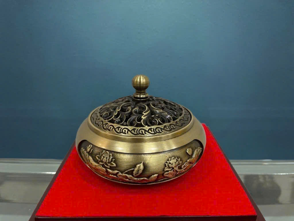 Lư đốt trầm bằng đồng hoa văn sen 