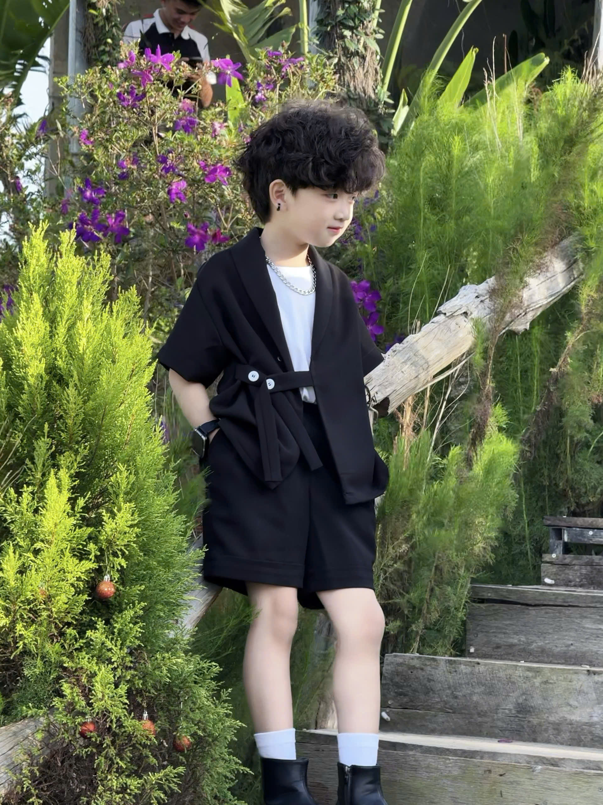 Áo Đen Cổ Sam Dày Dặn,  Quần Suông Đen Đai Bằng Cho Bé Trai._thumbnail_2