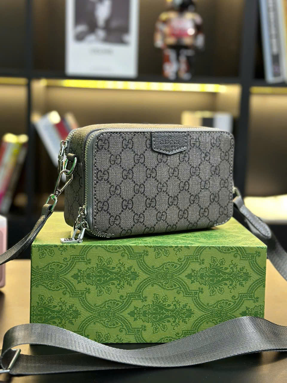 Túi đeo chéo Gucci dáng hộp chữ nhật gam xám khóa kim loại_thumbnail_1