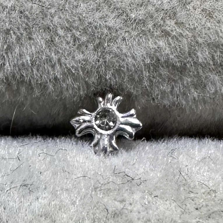 khuyên mũi chữ C hình chrom heart.