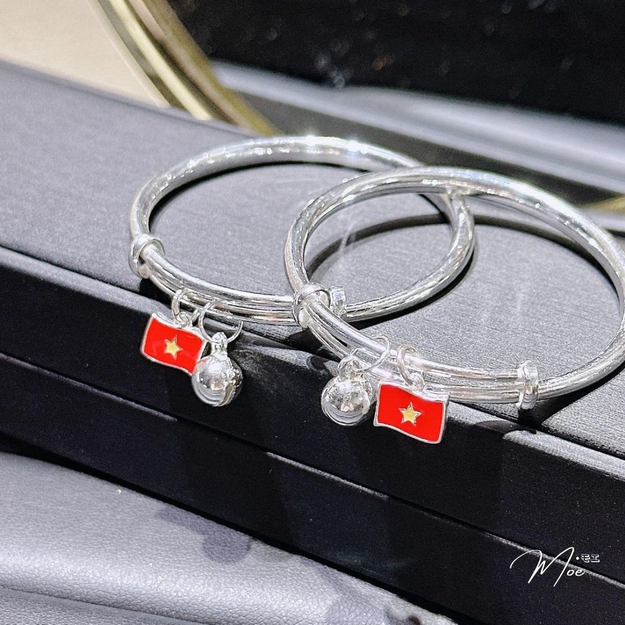 LT620 - Lắc tay vòng cứng lá cờ (người lớn/trẻ em)