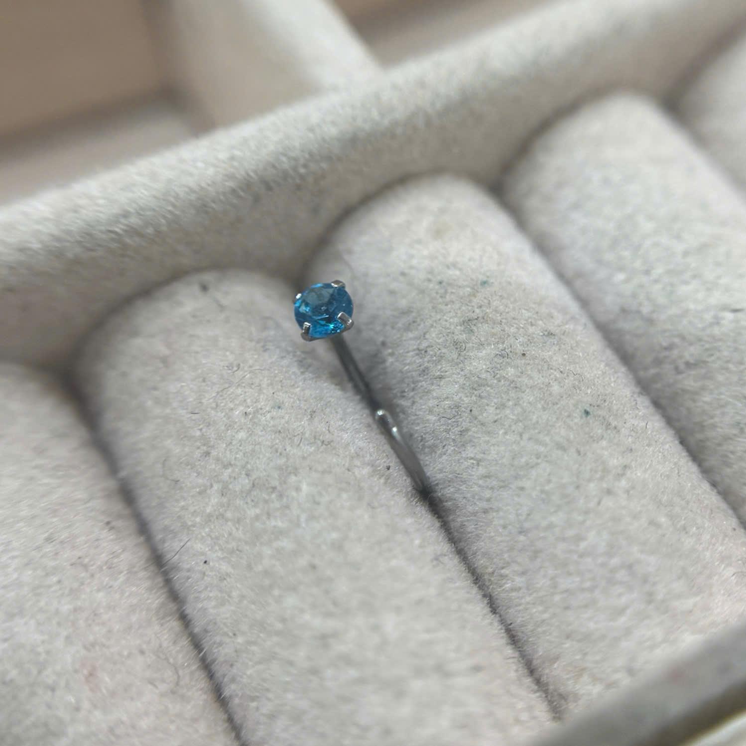 Vòng bẻ kim cương xanh biển nhạt chấu dành cho mũi.