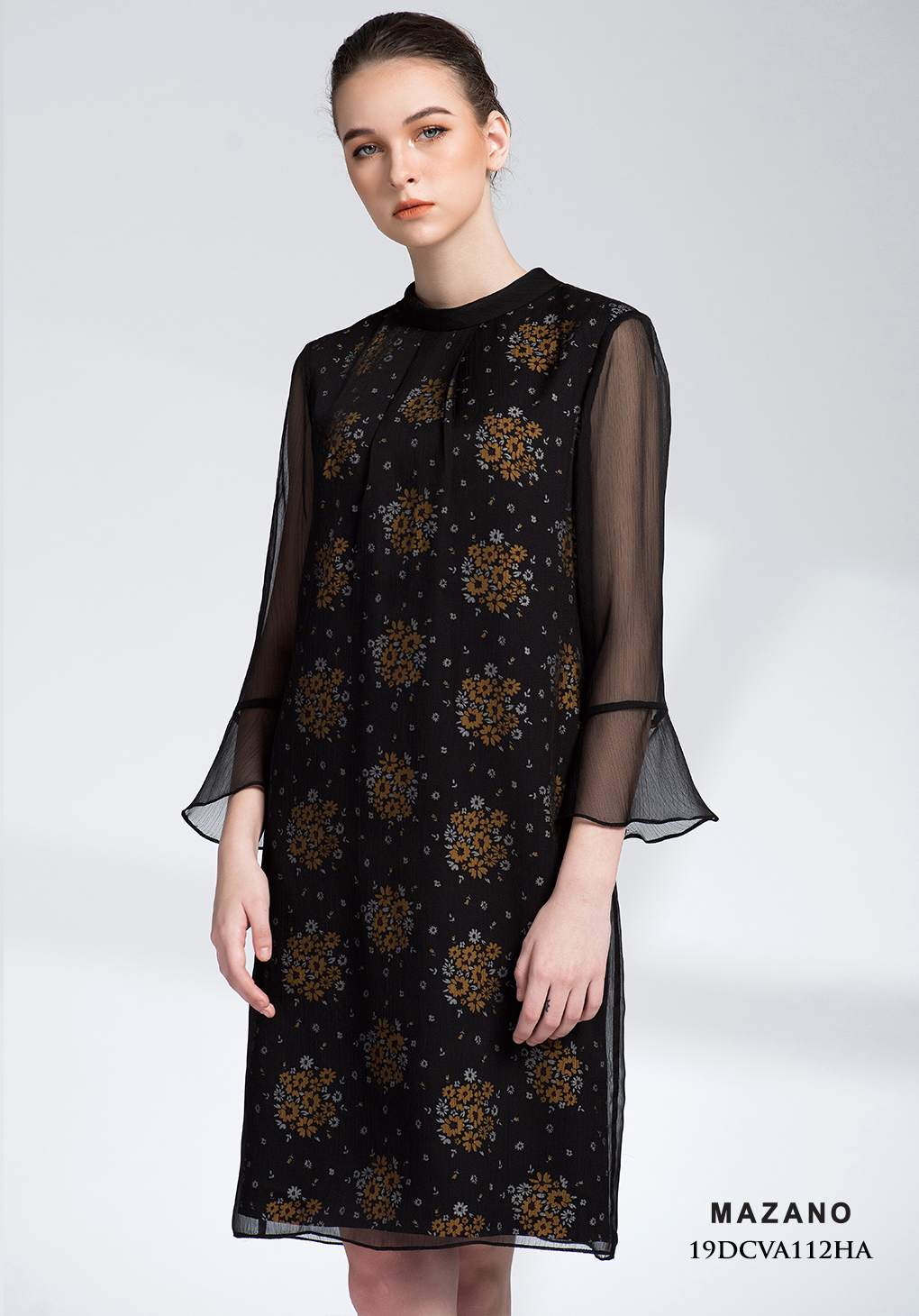 Đầm đen phủ họa tiết tay dài