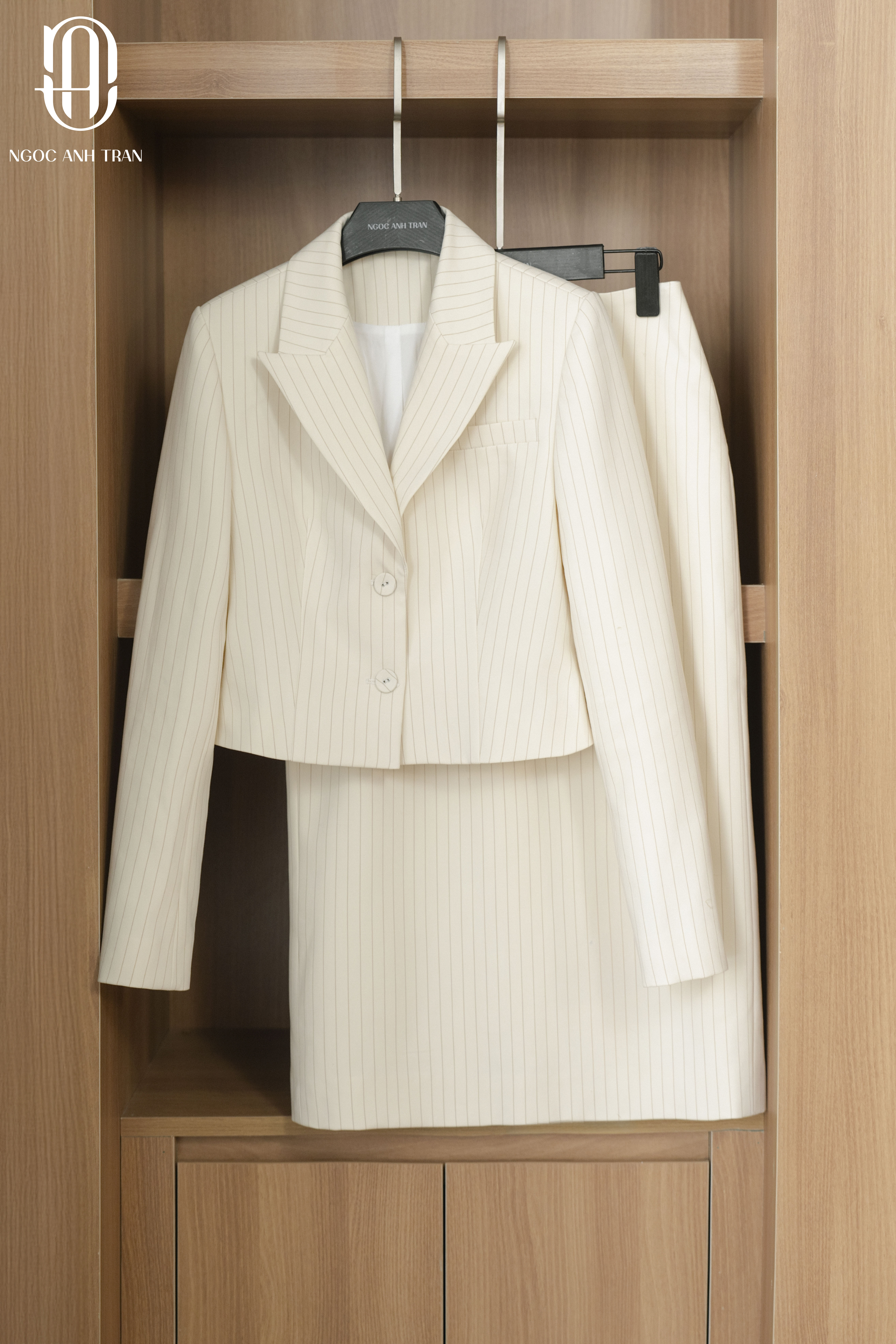 A238 - Set áo lửng kẻ trắng kem phối chân váy_thumbnail_5