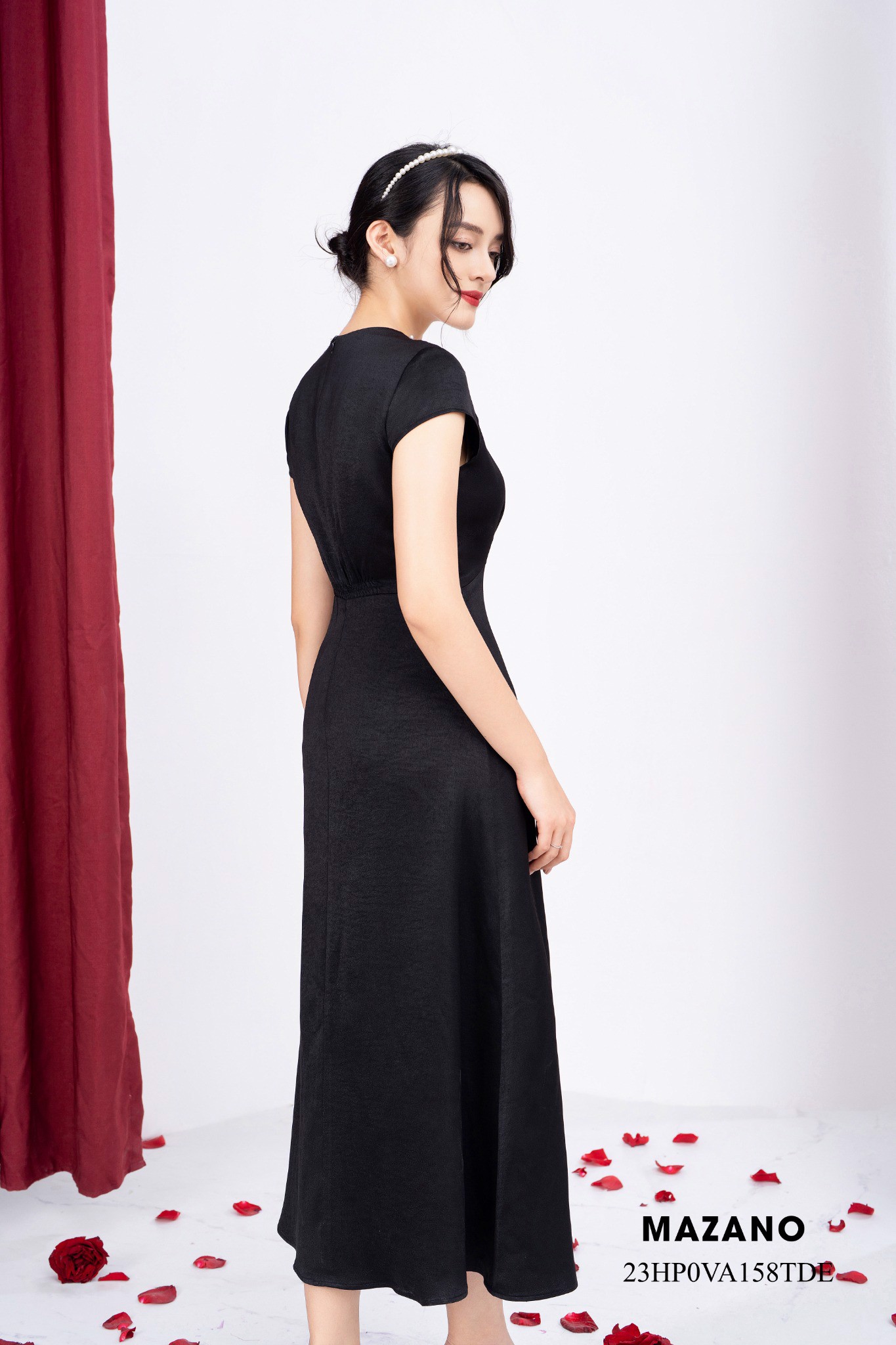 Đầm thân ôm chân rủ dài cổ kim cương đính trang trí_thumbnail_3