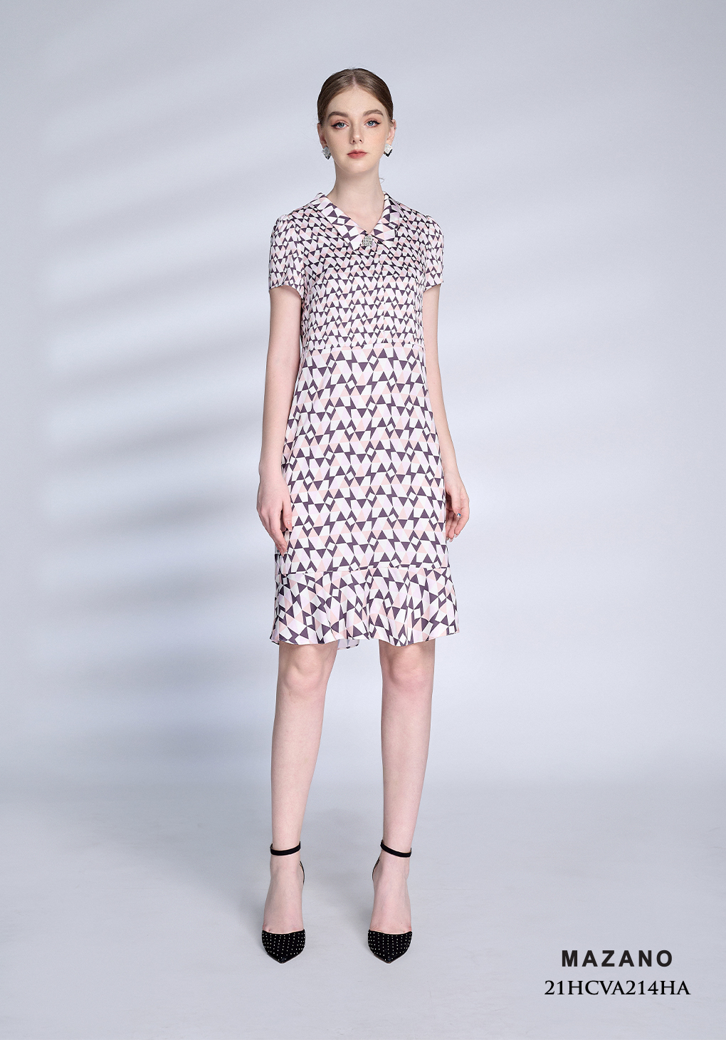 Đầm suông lụa hồng pastel họa tiết chân cách điệu