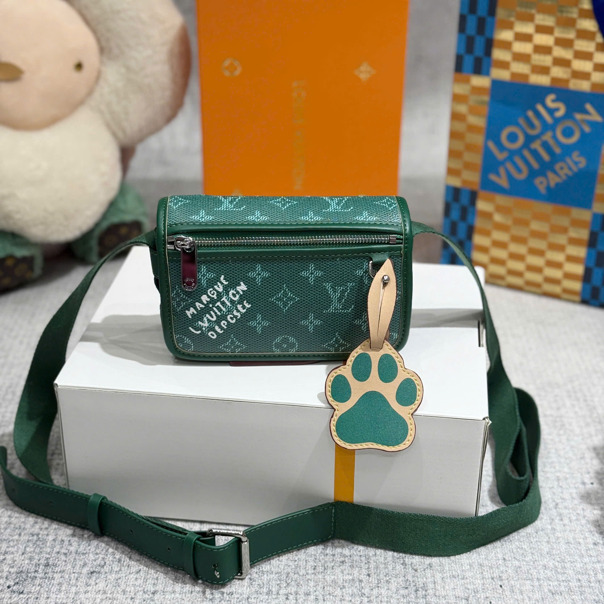 Túi đeo chéo nam LV Bosphore Monogram Eclipse xanh lá_thumbnail_1