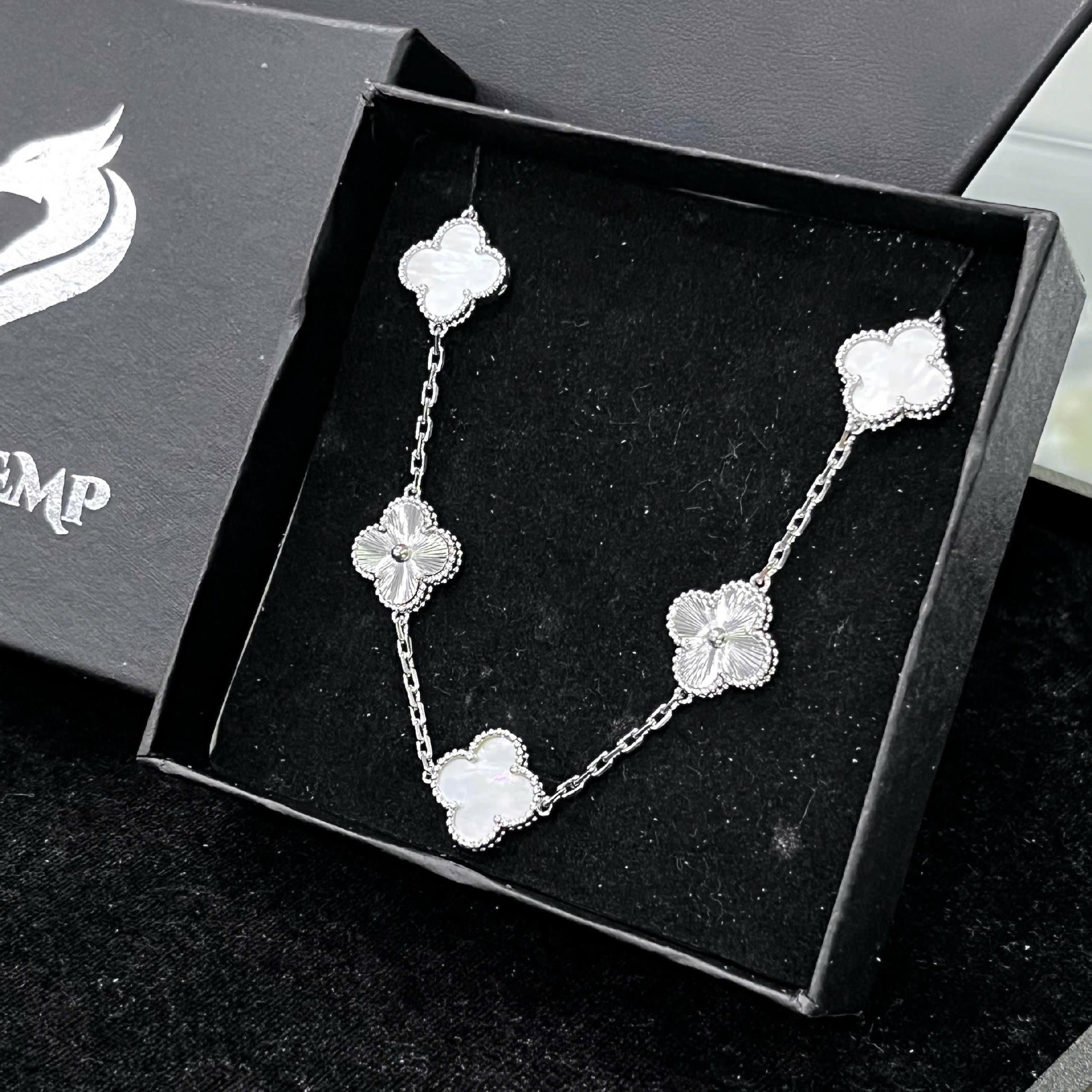 vòng tay titan mạ vàng trắng vancleef to ngọc trai khảm mix sọc bạc