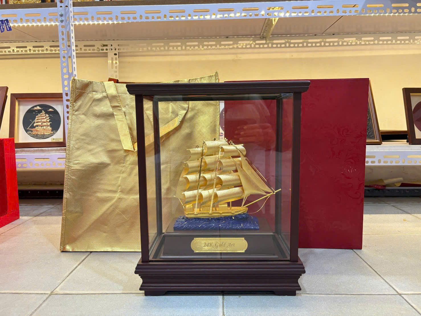 Mô hình thuyền buồm thuận buồm xuôi gió dát vàng KT  24k 28x18x35cm (DxRxC)