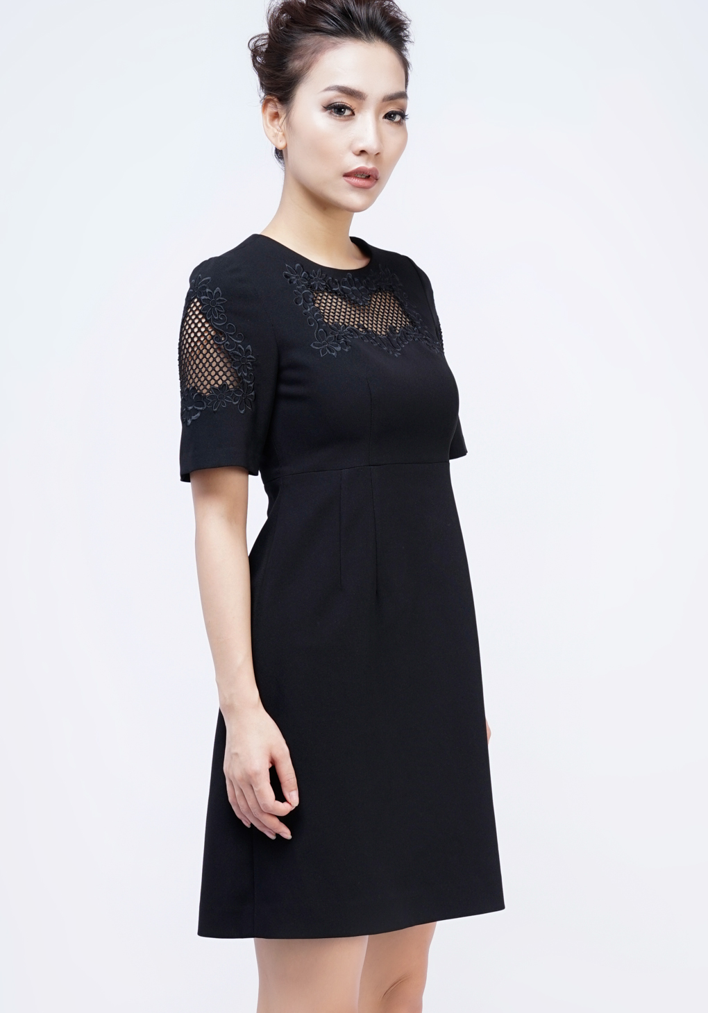 Đầm đen thêu ô tay ngực