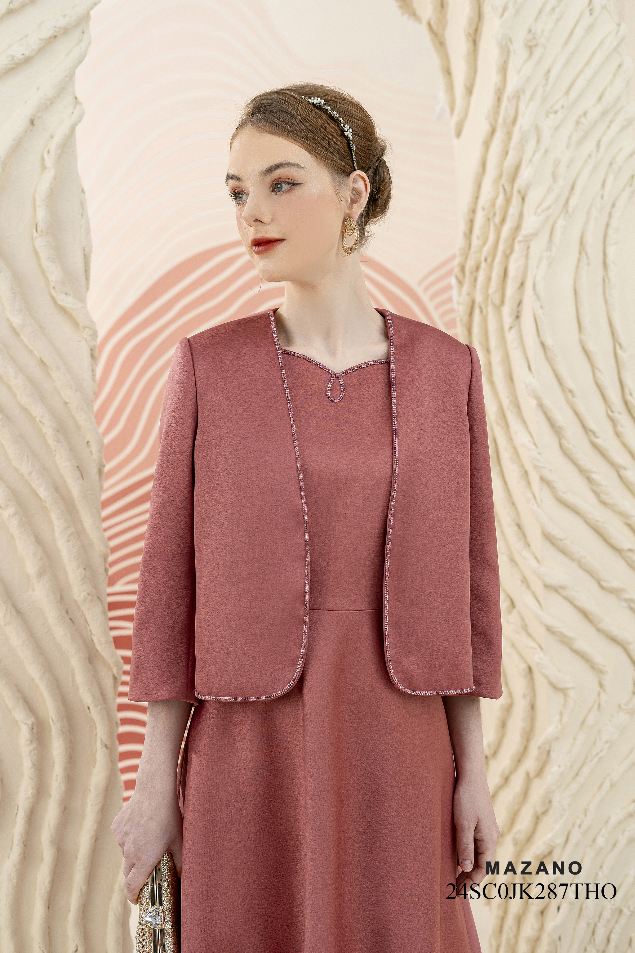 Áo khoác ngắn Suông Vải thô lụa Đính đá cao cấp Dài dưới eo