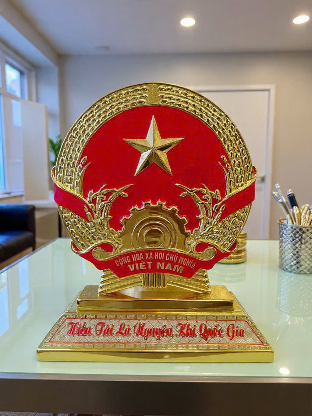 Quốc huy Việt Nam để bàn bằng đồng mạ vàng 24k KT 27X23X8CM