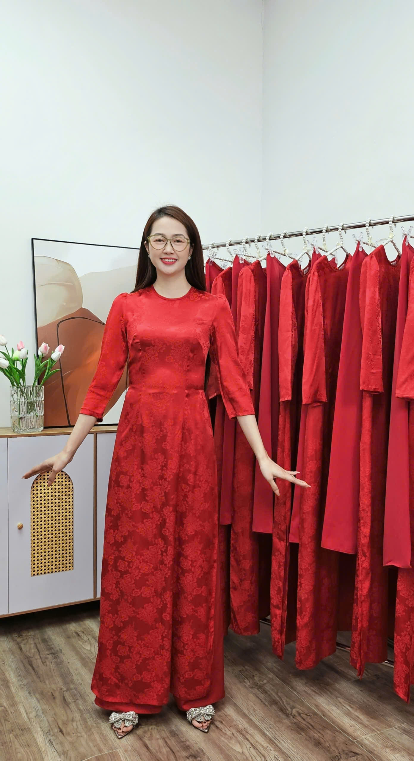 A2873 áo dài cổ khít tay bồng gấm mẫu đơn đỏ đô_thumbnail_2