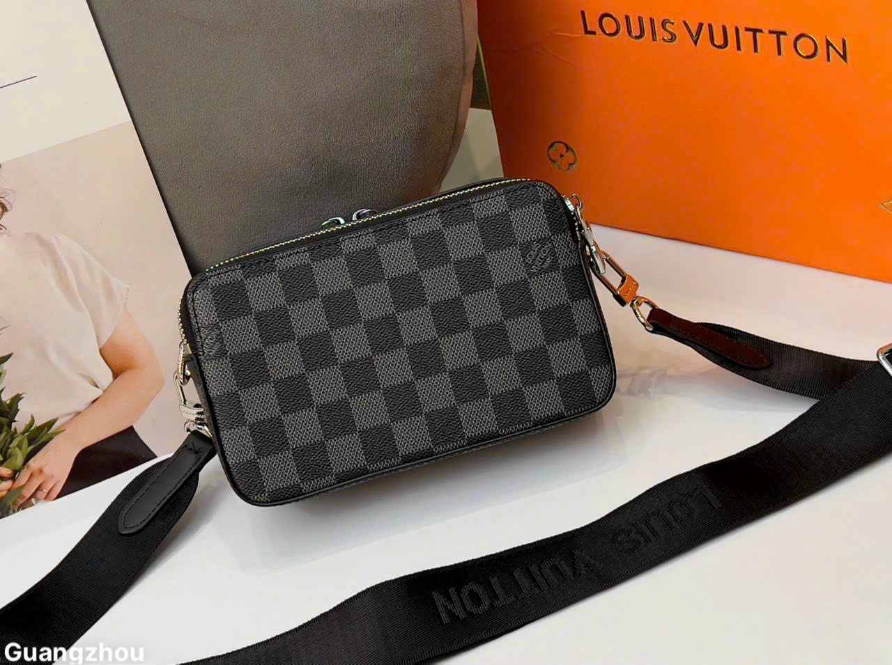 Túi đeo chéo dáng hộp chữ nhật LV caro đen_thumbnail_1