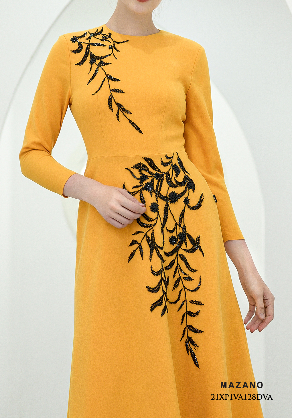 Đầm vàng dài tay đính hoa dây trang trí_thumbnail_2