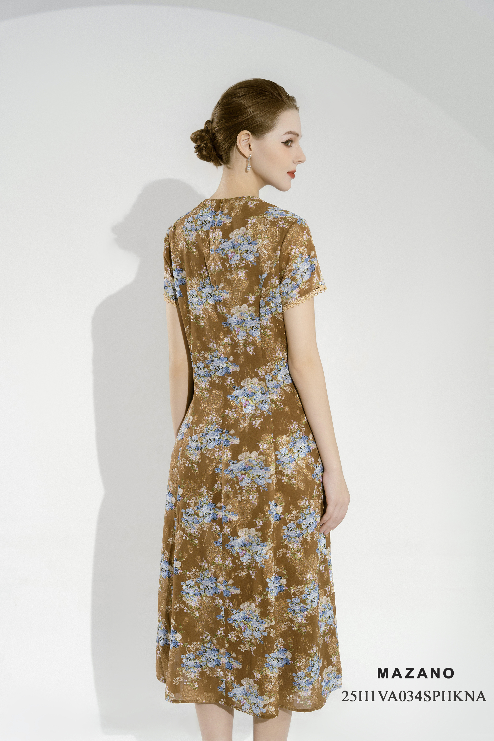 Đầm eo suông nhẹ chân rủ Họa tiết hoa Cổ V Tay ngắn Dài qua bắp_thumbnail_4