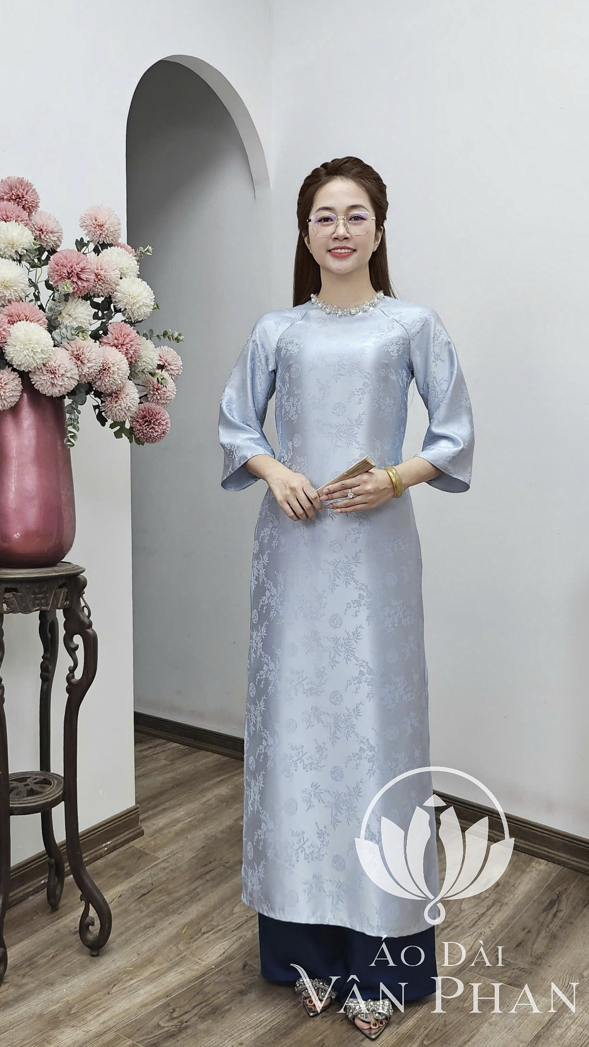 CT320 áo dài cách tân gấm như ngọc màu xanh biển đính cham cổ_thumbnail_1