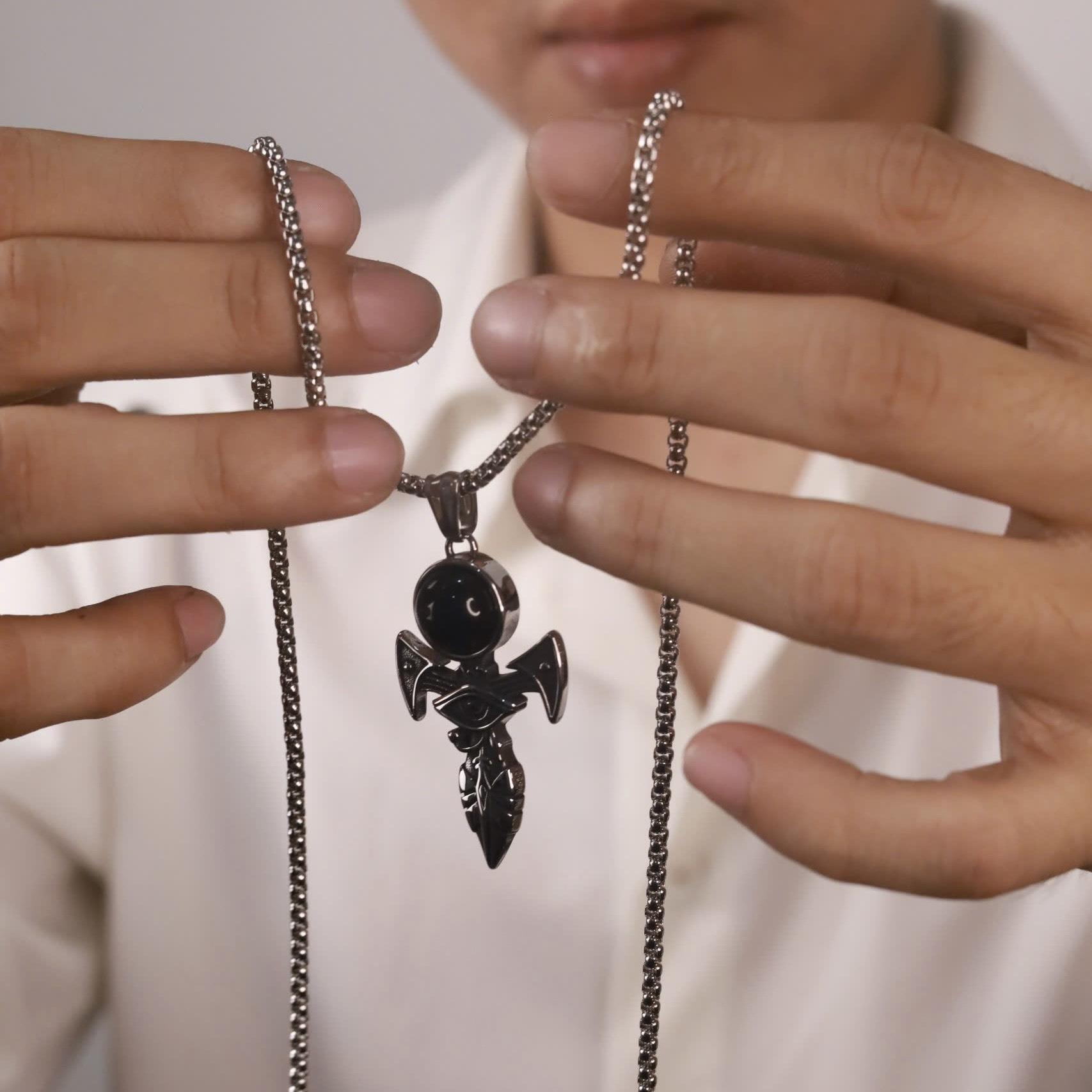 Vòng cổ titan thanh kiếm đá đen