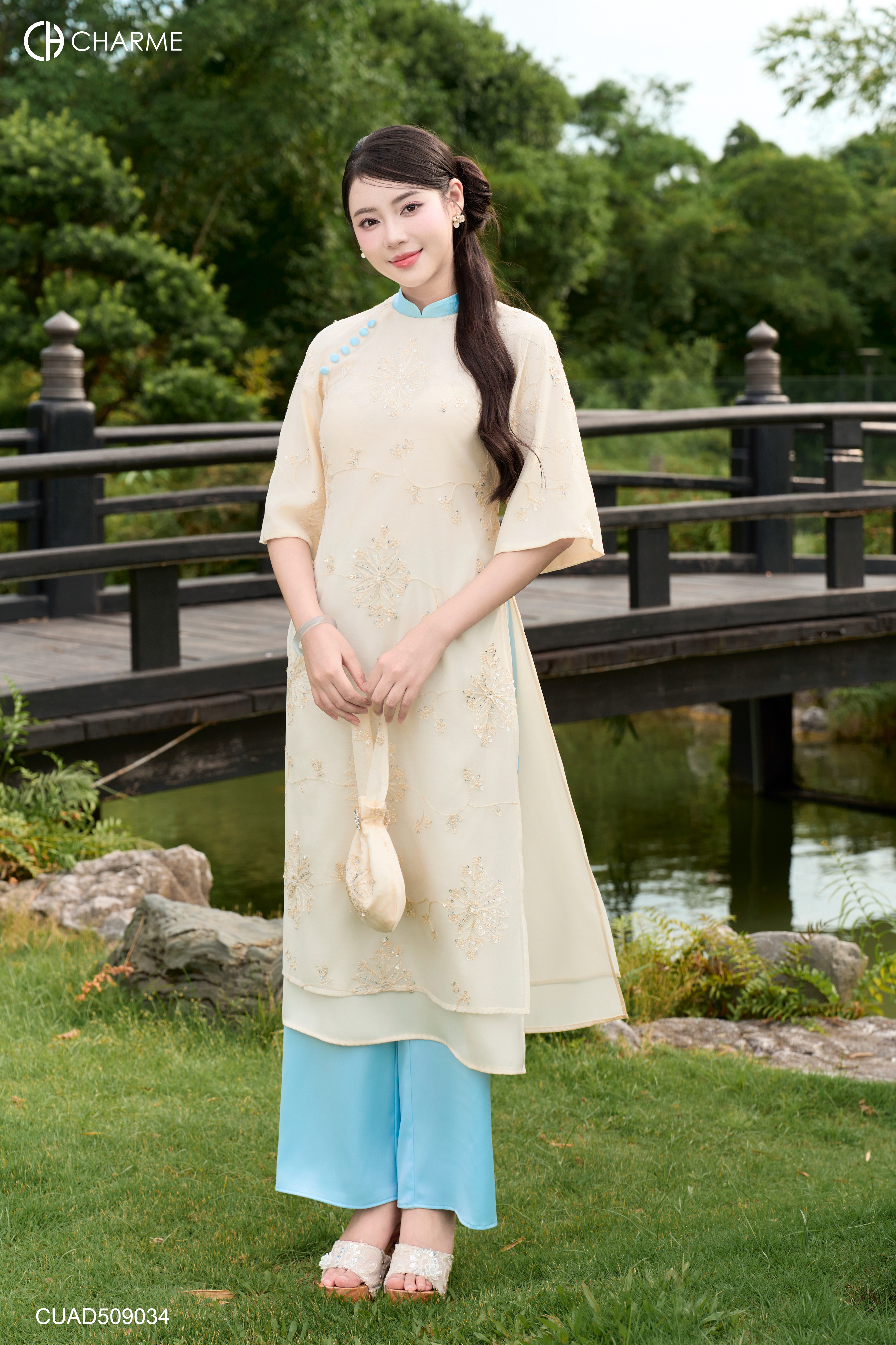 Áo dài thêu kim sa cúc chéo