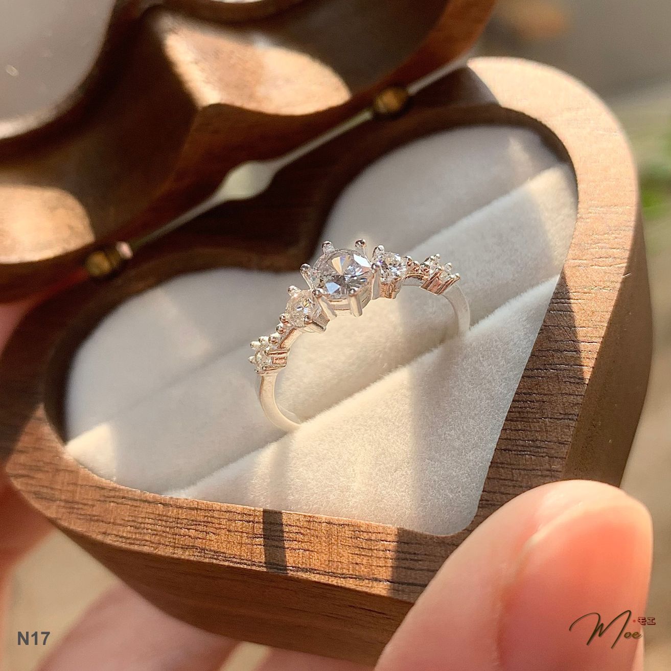 N17 - Nhẫn pha lê đá