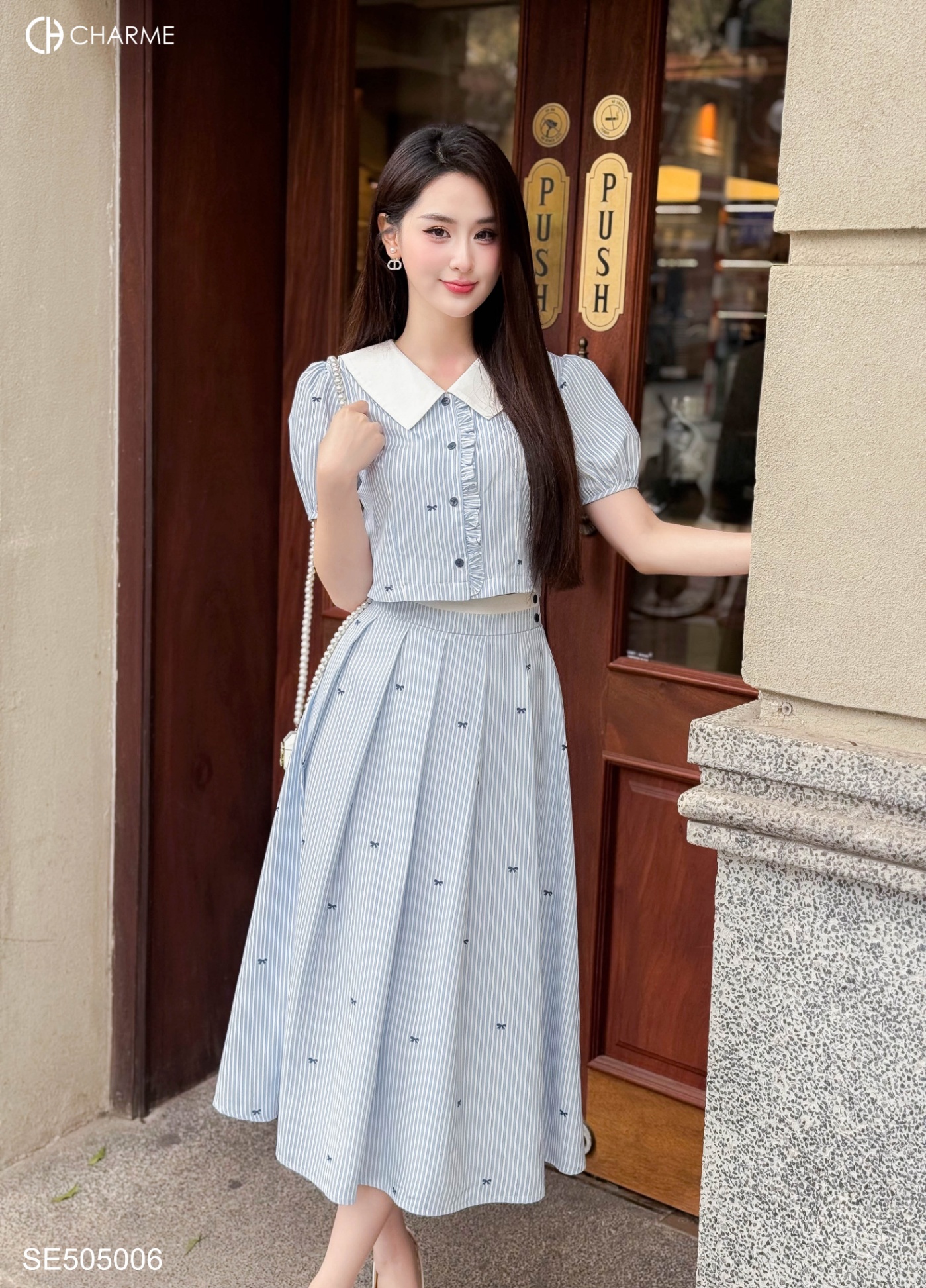 Set áo sơ mi cổ V chân váy xòe