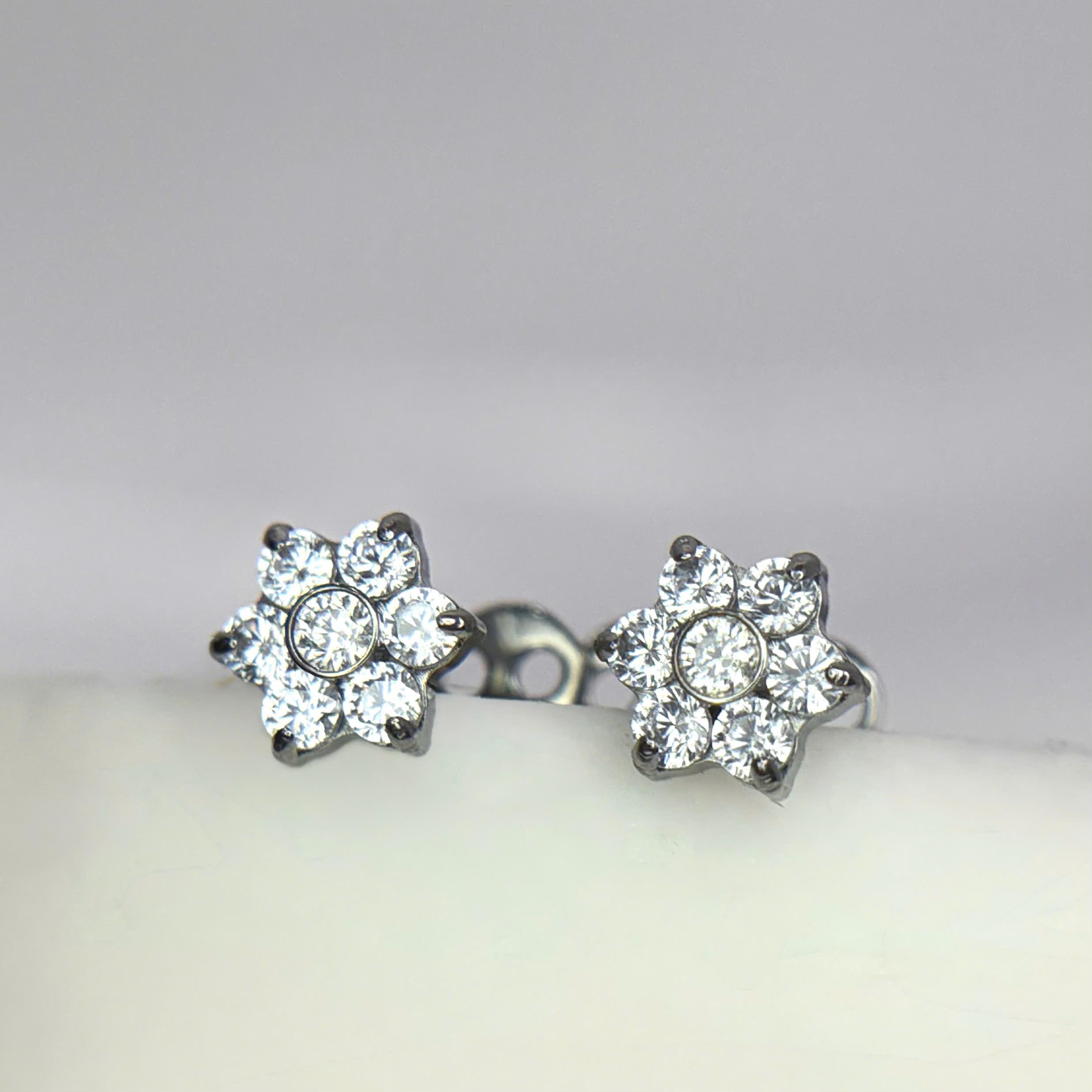 Khuyên cấy titan hoa 5 cánh nhụy đá_thumbnail_3