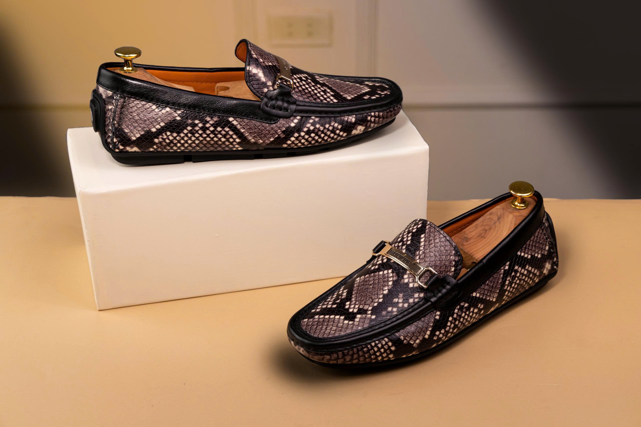 Giày lười công sở – Ai nên chọn và cách phối phù hợp nhất