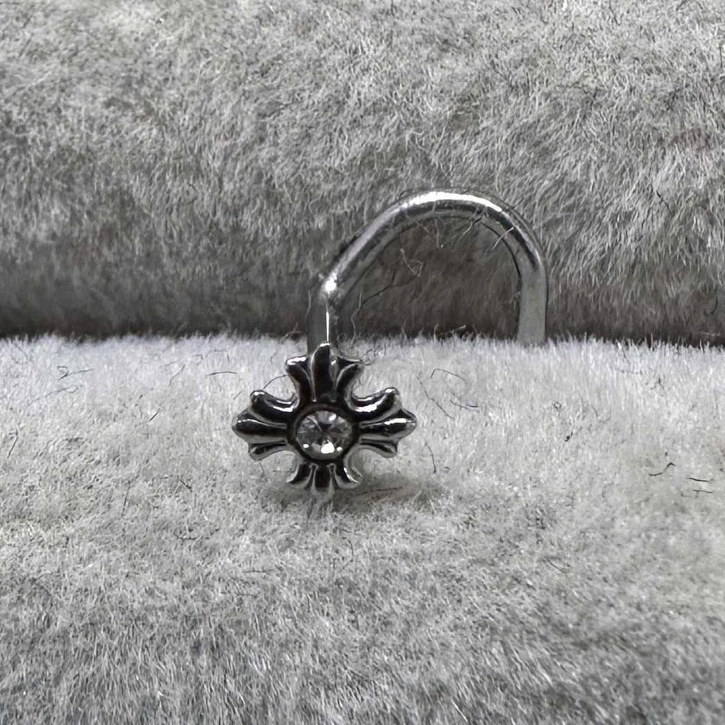 khuyên mũi chữ C hình chrom heart.