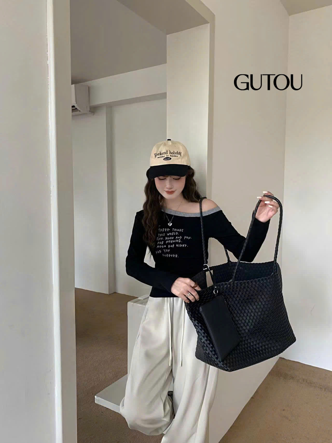 [ GUTOU ] Áo Lệch Vai Phối Viền Chữ In “Sun Moon You”_thumbnail_5