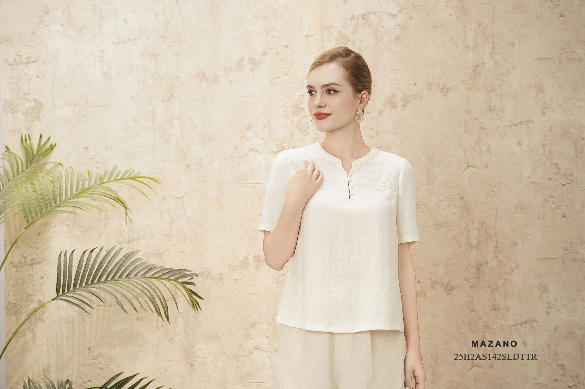 Áo Top Suông Vải linen lụa Thêu họa tiết kết hợp đính trang trí Cổ tàu cách điệu Tay ngắn Dài dưới eo_thumbnail_3