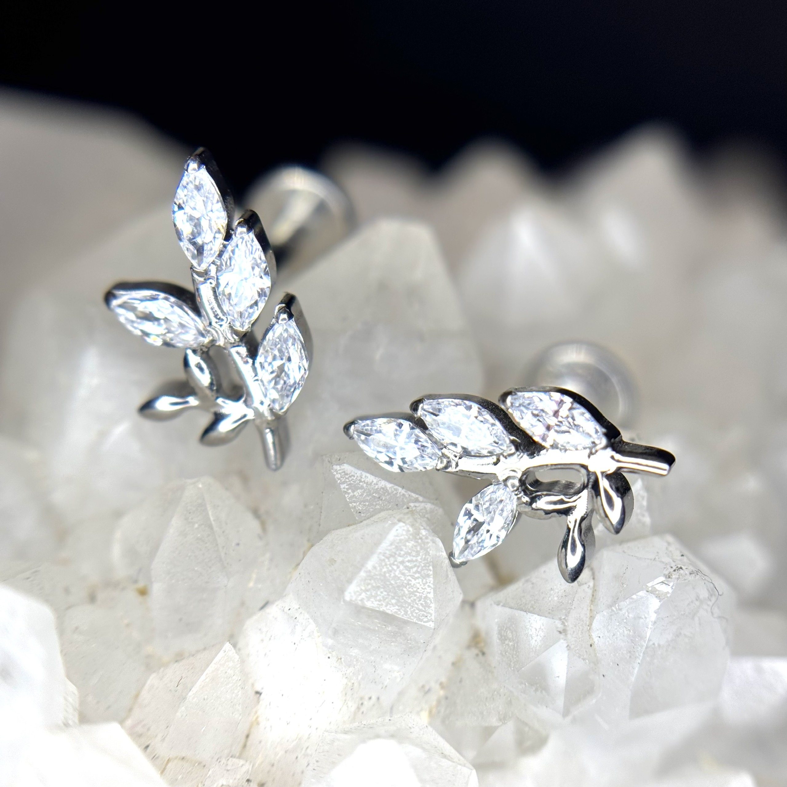 Khuyên kiểu titan lá 4 cánh_thumbnail_2