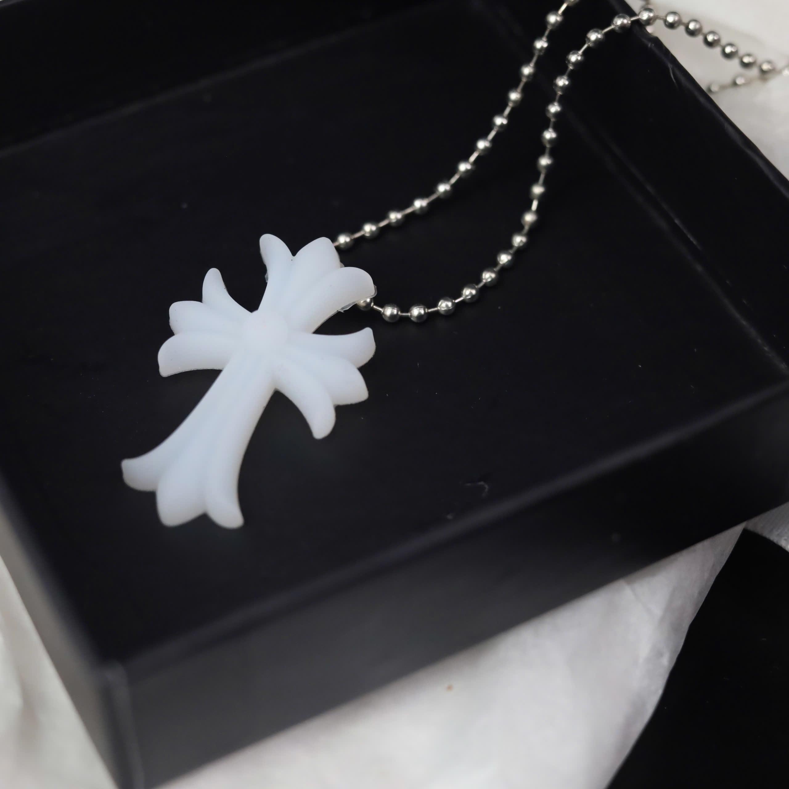 vòng cổ thánh giá nhựa trắng dây hợp kim 65cm_thumbnail_3