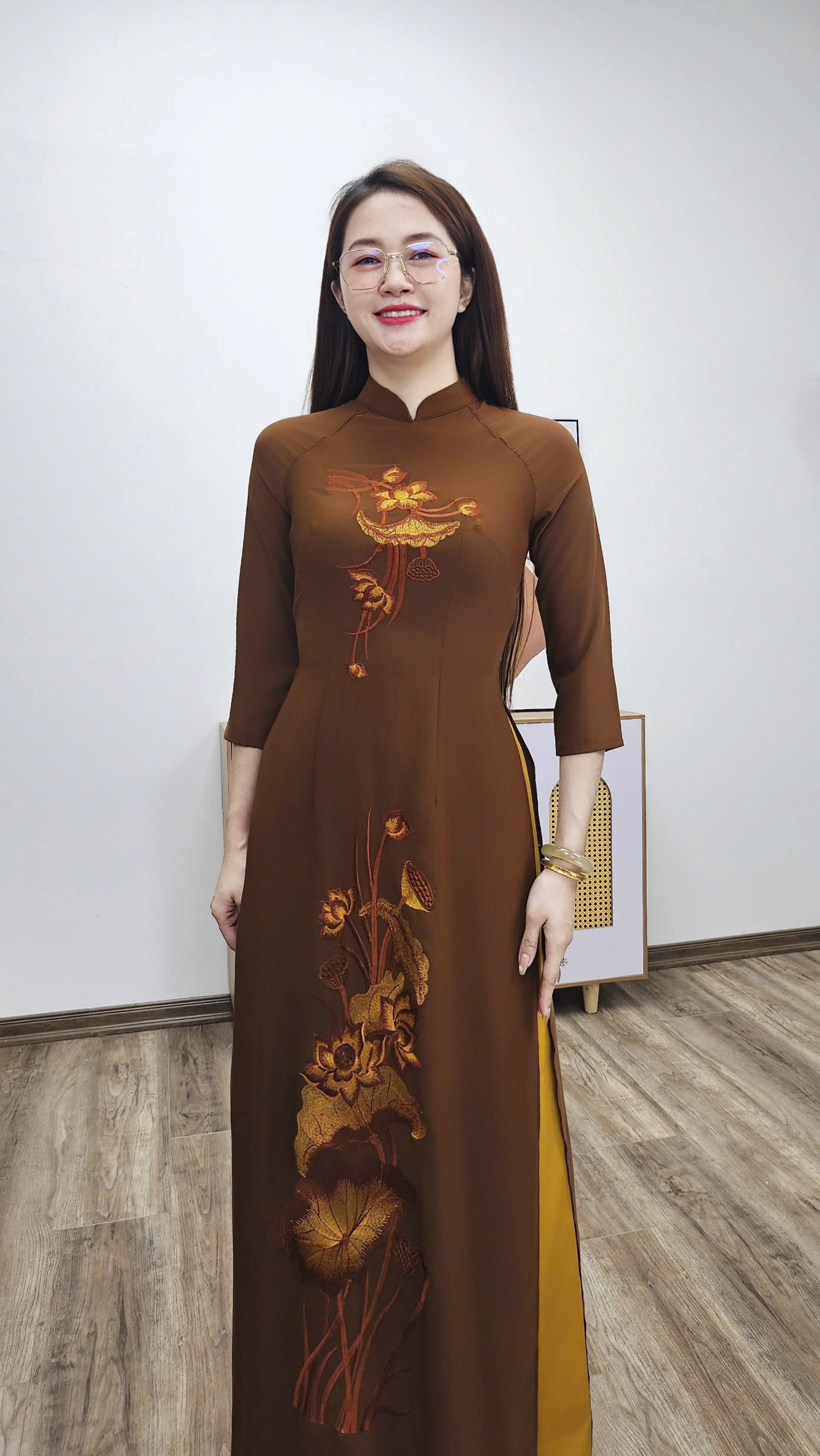 T457 áo dài cổ cao 3p tay lỡ lụa Mỹ nâu thêu hoa sen_thumbnail_2