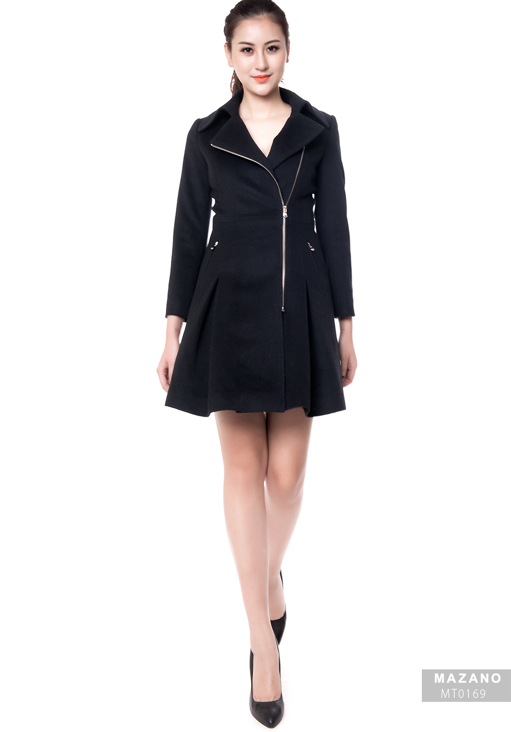 Măng tô đen khóa chéo